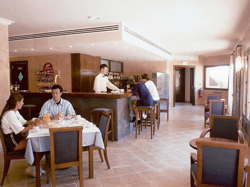 Calallonga Hotel Menorca ماهون المطعم الصورة